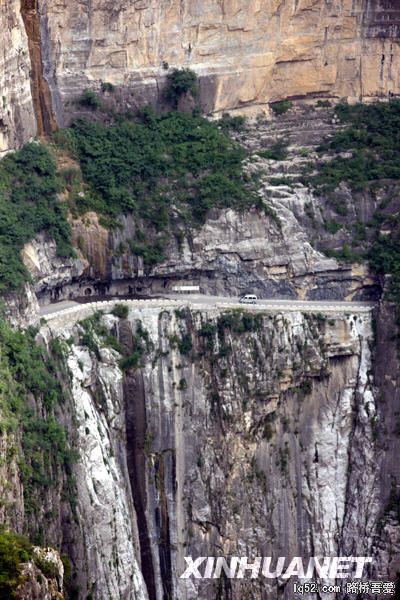 太行山“挂壁公路”[组图]-3.jpg