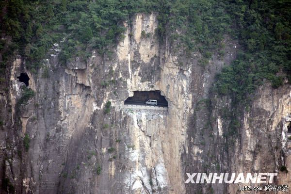 太行山“挂壁公路”[组图]-2.jpg