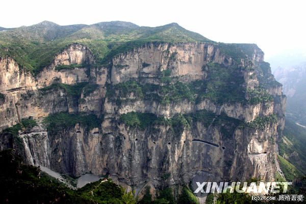 太行山“挂壁公路”[组图]-4.jpg